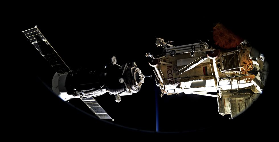 Процесс стыковки ТПК "Союз МС-05" с МКС. Фото космонавта РОСКОСМОСА Фёдора Юрчихина.